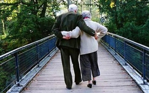 old-couple-holding-hands